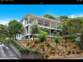 Treetop Beach House sleeps 15, Coledale, 3 minute walk to surf beach